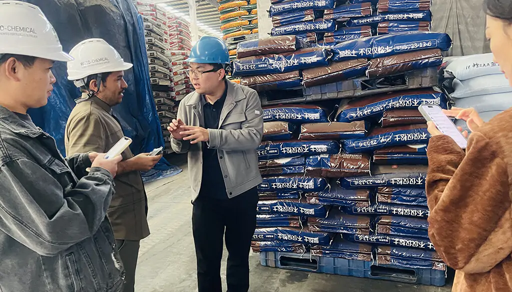 Clientes yemeníes visitan la fábrica de Risso