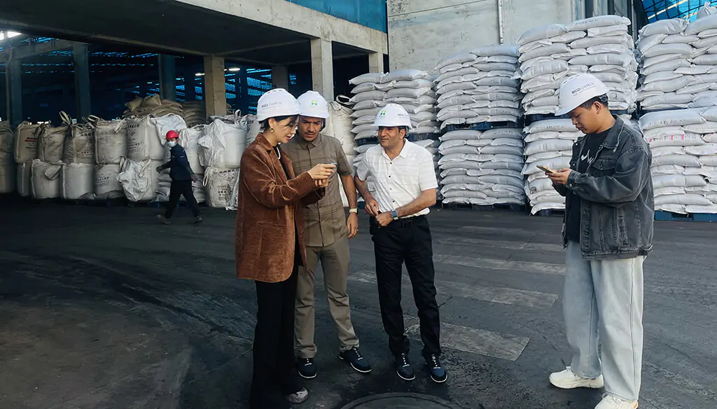 Clientes yemeníes visitan la fábrica de Risso2