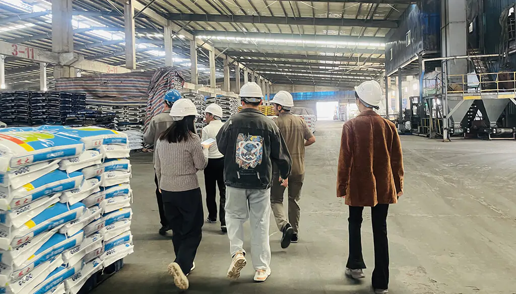 Clientes yemeníes visitan la fábrica de Risso4