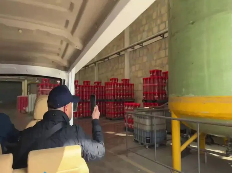 Visite el taller de fertilizantes líquidos de Risso.