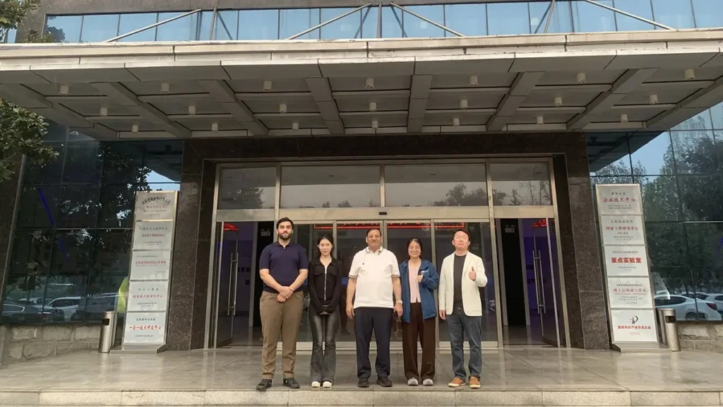 Pakistani customers visiting Risso Fertilizer and taking a group photo on the fertilizer production line in China.