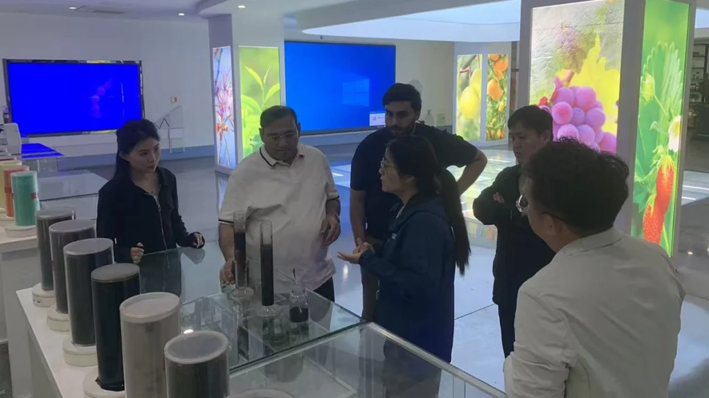 Risso Fertilizer team explaining water-soluble fertilizer technology and product applications to visiting Pakistani customers.